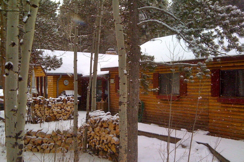Charming log cabin for peaceful mountain getaway!