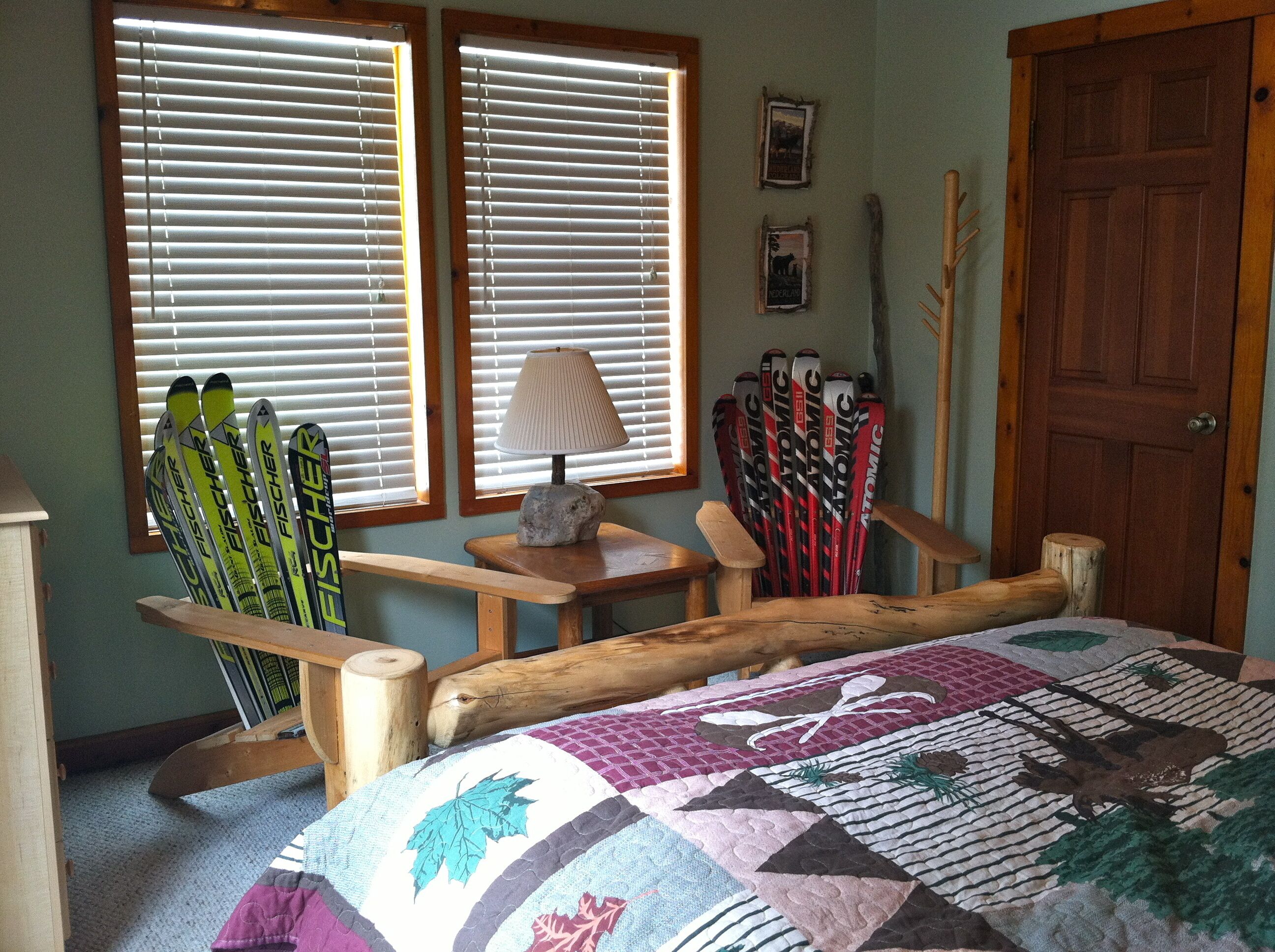 Charming log cabin for peaceful mountain getaway!