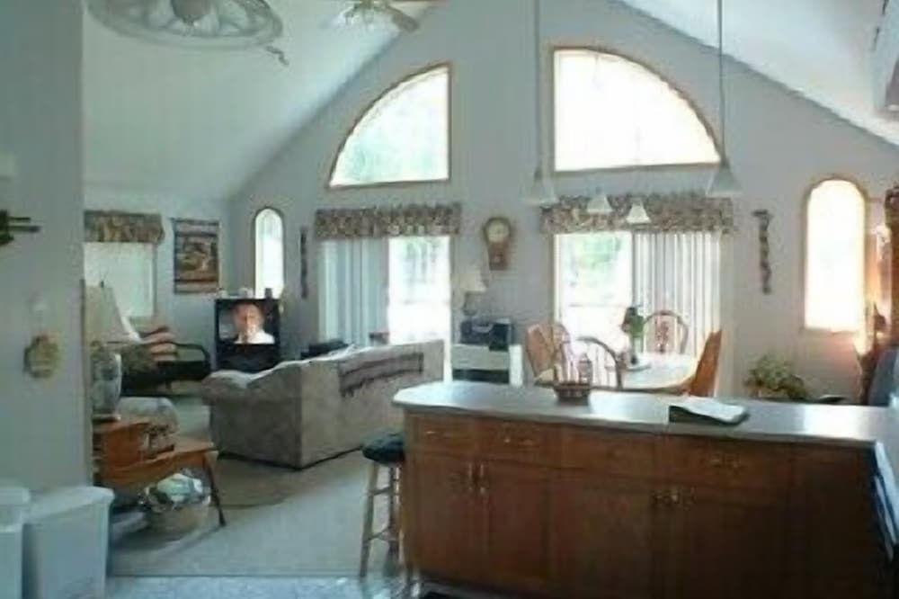 Sebago Waterfront Naples Maine--Dog Friendly-Sleeps 10