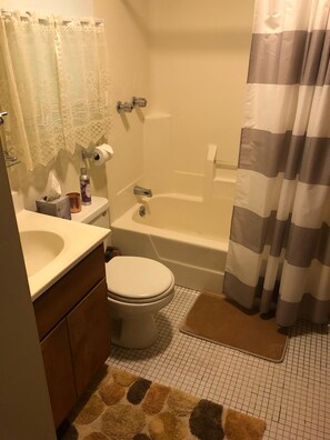 Un baño con inodoro, lavamanos y bañera.