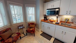Réfrigérateur, four à micro-ondes, cafetière-théière, grille-pain