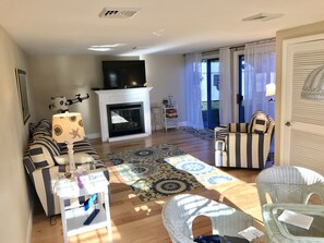 Smart TV, video games, video library - Central Air Conditioning, Near the Beach, Gated Yard (West Yarmouth)