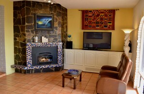 Smart-TV, Kamin, DVD-Player, Bücher