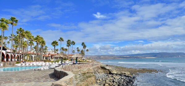 Playa en los alrededores y camastros 