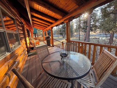 Crater Lake Adventure Basecamp: Riverside Log Cabin Getaway