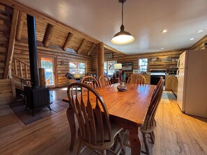 Dining - Crater Lake Adventure Basecamp: Riverside Log Cabin Getaway (Chiloquin)