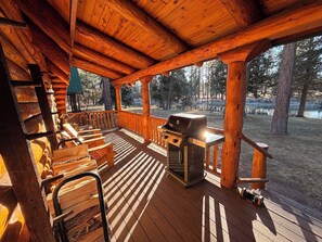 Terrace/patio - Crater Lake Adventure Basecamp: Riverside Log Cabin Getaway (Chiloquin)
