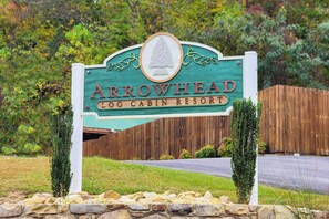 Exterior detail - SmokyMountainHigh: Pets, Hot Tub, Wifi, Resort Pool, Theater, Games, Fire Pit (Pigeon Forge)