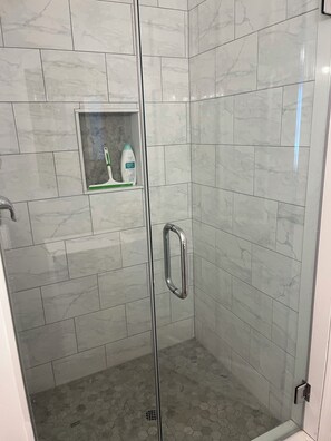 Ducha y bañera combinadas, secador de pelo y papel higiénico