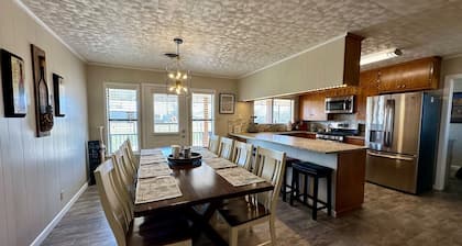 Tranquil Hill Country Escape: Pet-Friendly, Near Wineries, & Stellar Stargazing!