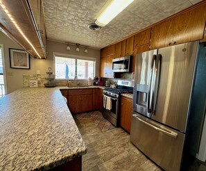 Fridge, microwave, oven, stovetop - Tranquil Hill Country Escape: Pet-Friendly, Near Wineries, & Stellar Stargazing! (Stonewall)