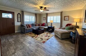 Smart TV, fireplace, DVD player, books - Tranquil Hill Country Escape: Pet-Friendly, Near Wineries, & Stellar Stargazing! (Stonewall)