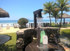 Plage, chaises longues