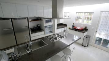 Refrigerador, microondas, horno, placa de cocina