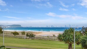 On the beach - Kirra Vista 9 - Kirra Beachfront - Min. 3 night stays! (Coolangatta)