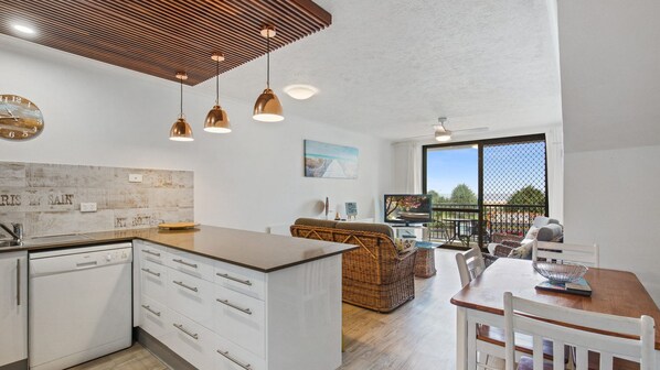 Interior - Kirra Vista 9 - Kirra Beachfront - Min. 3 night stays! (Coolangatta)