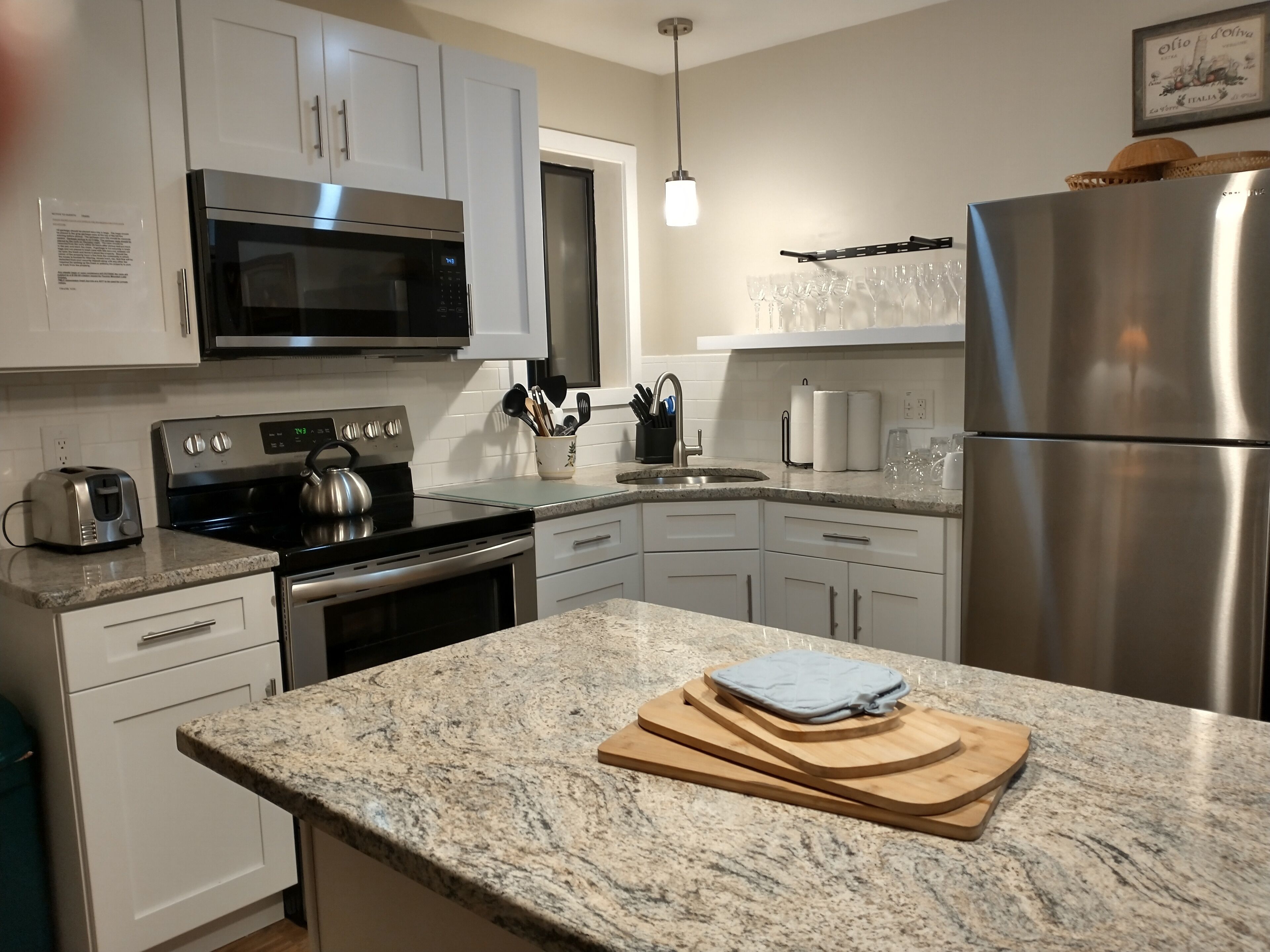 Refrigerador, microondas, horno y parrilla de estufa 