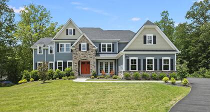 Welcome to Gold Cove- Luxury Lake Front Home! 8,000 Sq Ft, Sleeps 23, 7 bd/7bth