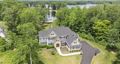 A estrenar 8000 pies cuadrados de lujo frente al lago Lake Anna Retreat! Capacidad para 23, 7 bd / 7baths