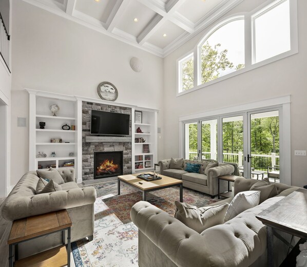 Smart TV, fireplace, Netflix, Hulu