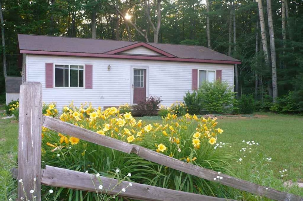 Topinabee Pines Vacation Cottage