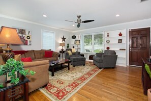 TV, DVD player, livros