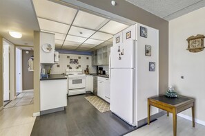 Microwave, dishwasher, coffee/tea maker, toaster - FREE DAILY ACTIVITIES & LINENS INCLUDED*! 2bed/2bath Quayh condo available for a mini-week! (Ocean City)