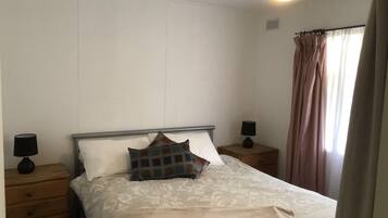 2 chambres, fer et planche Ă repasser