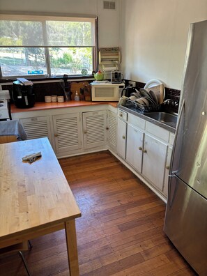 Fridge, microwave, oven, stovetop - Plough Cottage is a charming and cozy getaway for the family at a cheap price (Howqua)