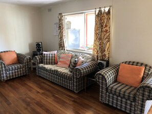 LED TV, video games, DVD player, books - Plough Cottage is a charming and cozy getaway for the family at a cheap price (Howqua)