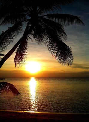 På stranden, solsenger og strandhåndklær