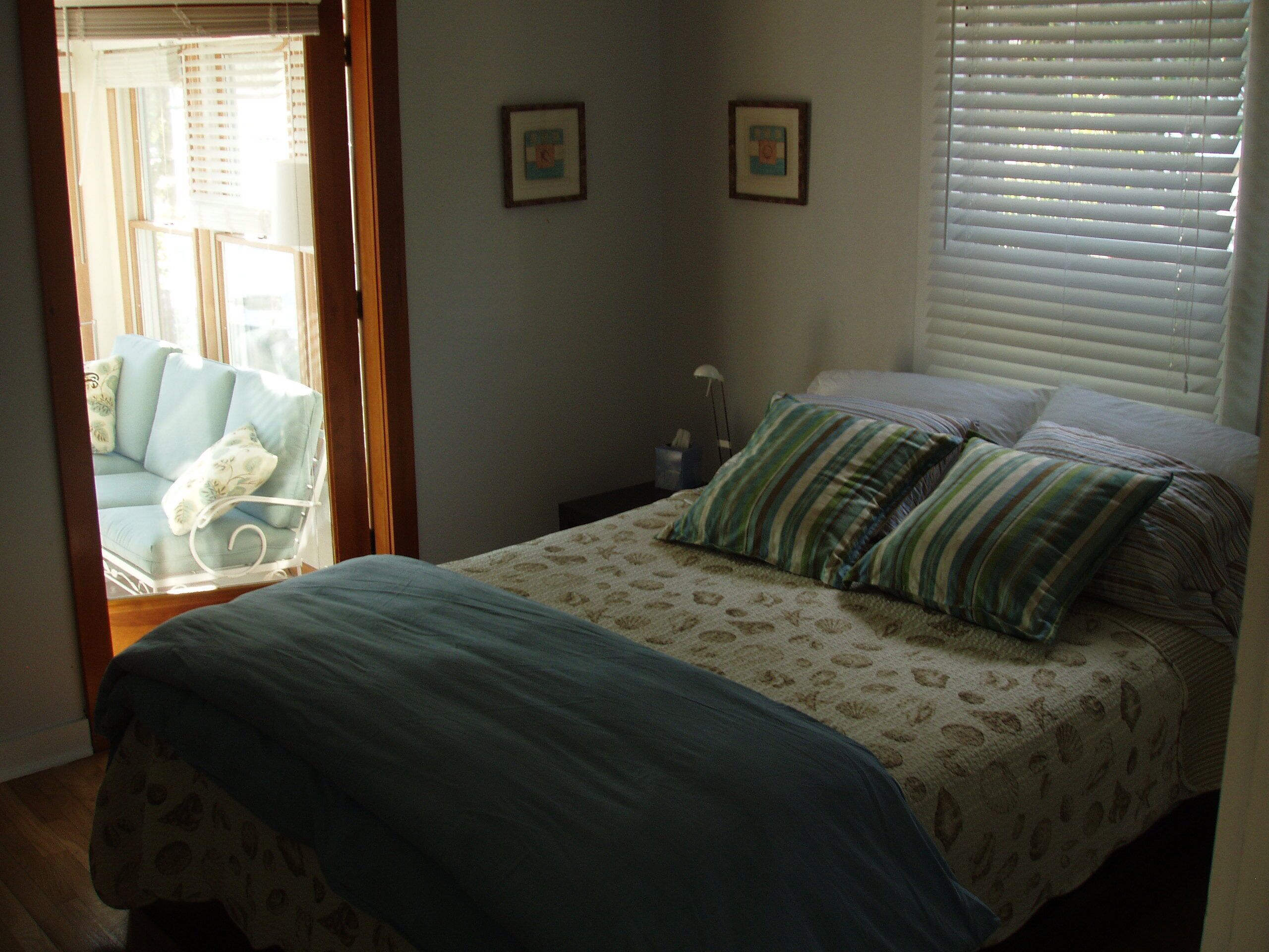 Awesome Views of Long Island Sound! Relax, swim, walk and feel the sea breezes!