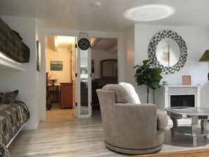 4 bedrooms, desk, iron/ironing board, travel crib - LAKE FRONT ON SHASTA LAKE, NESTLED IN THE MOUNTAINS! (Lakehead)