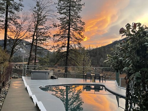 LAKE FRONT ON SHASTA LAKE, NESTLED IN THE MOUNTAINS!
