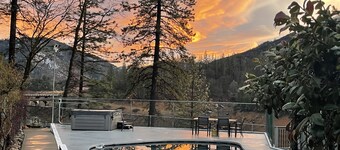 山に囲まれたシャスタ湖の正面湖！