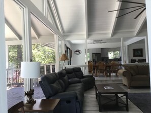 Televisio, DVD-soitin, kirjoja