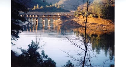 SEE VORNE AM SHASTA SEE, IN DEN BERGEN NESTLED!