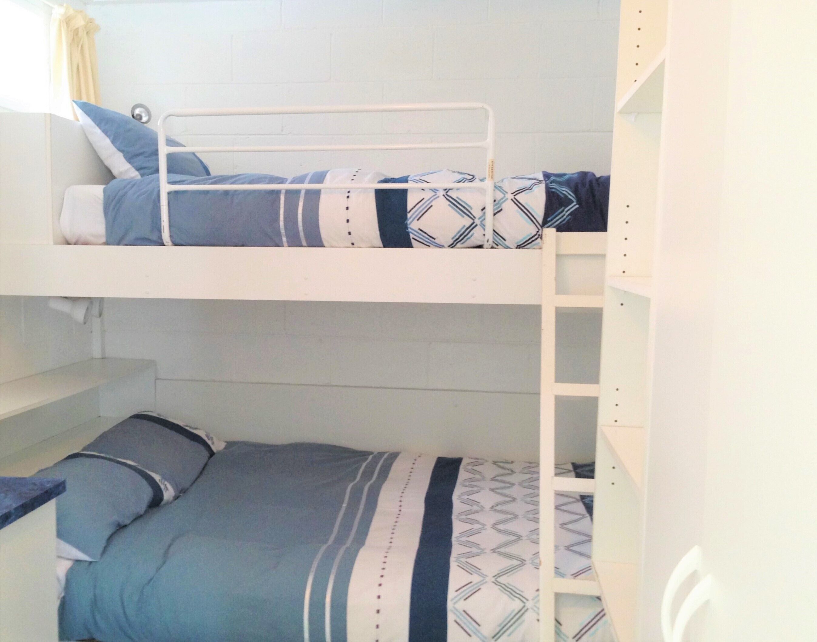 Les Chalets 1 - Snowball throw to  Halley's Comet chairlift