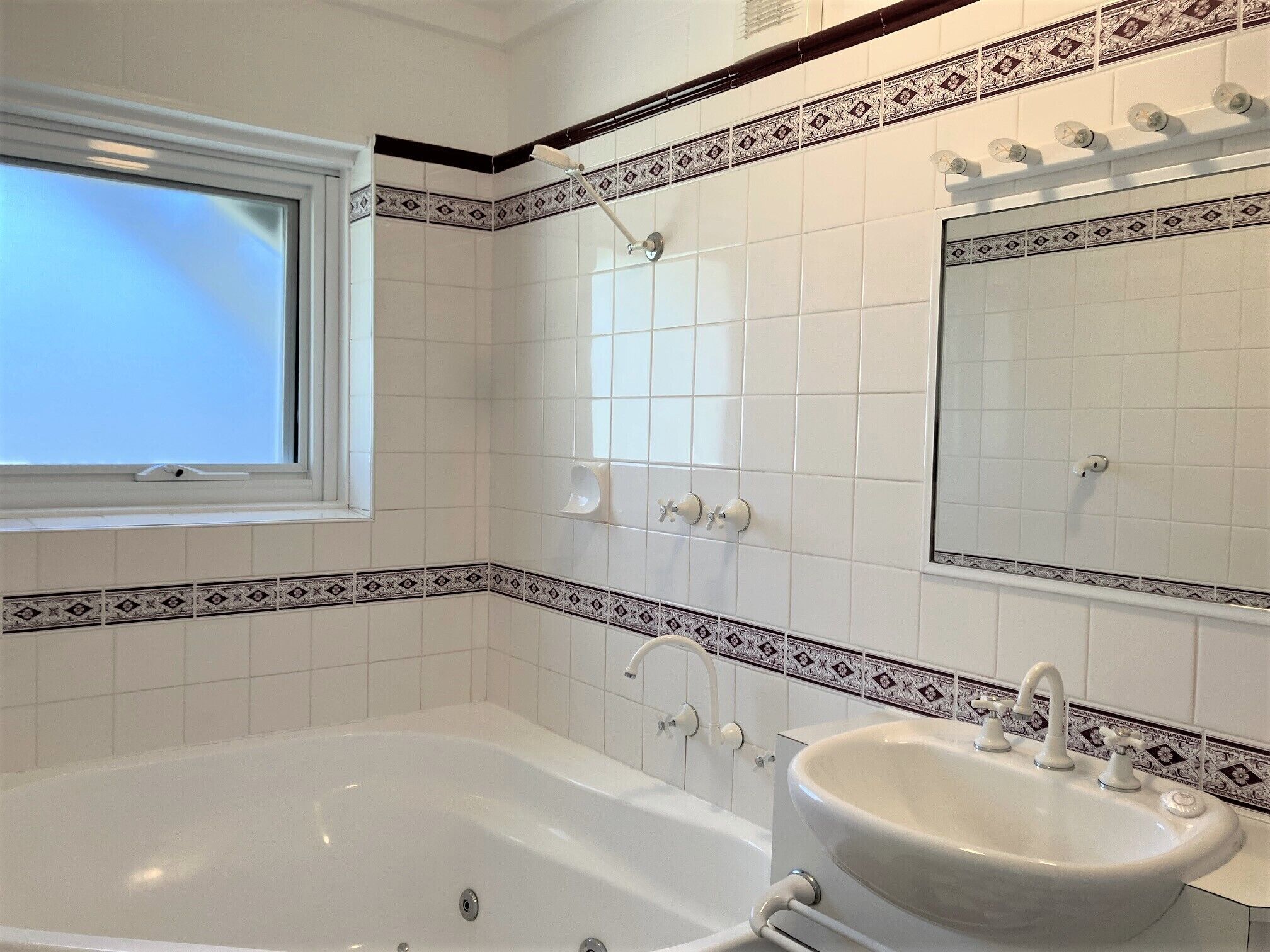 Les Chalets 1 - Snowball throw to  Halley's Comet chairlift