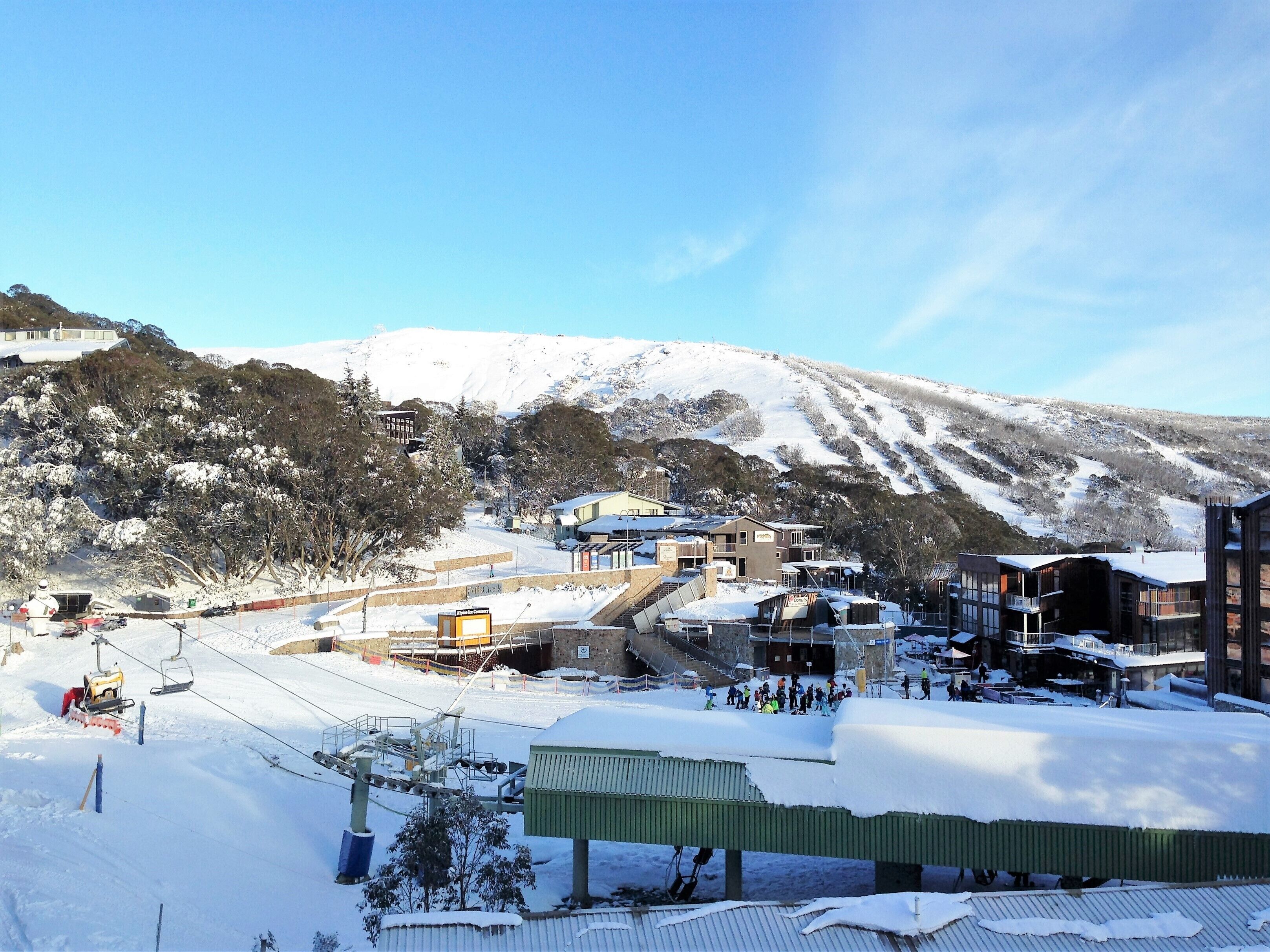 Les Chalets 1 - Snowball throw to  Halley's Comet chairlift — image 11