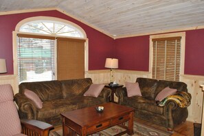 Een smart-tv, een open haard, tafelvoetbal en een tafeltennistafel