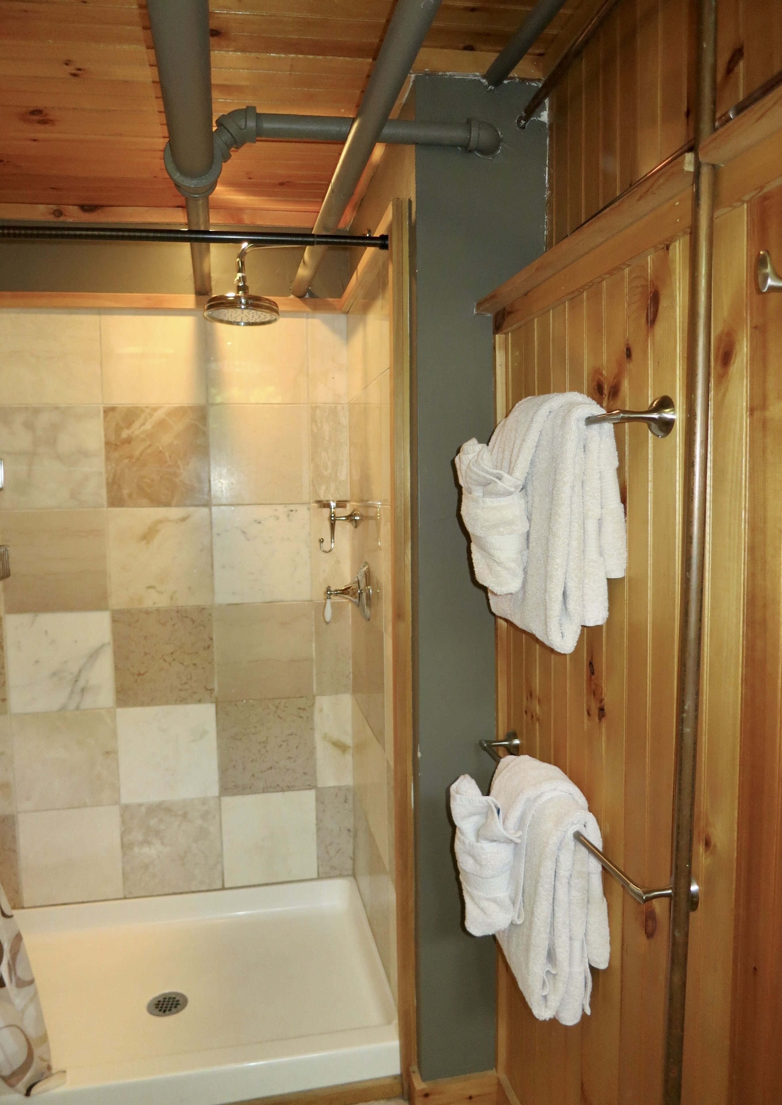 Douche, sèche-cheveux, serviettes fournies, papier toilette