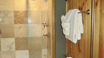 Douche, sèche-cheveux, serviettes fournies, papier toilette