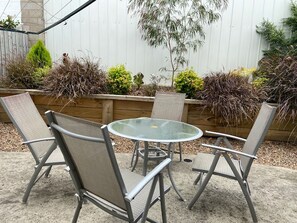 Outdoor dining - Unit 4, 36 Maurice Avenue, Mallacoota (Mallacoota)