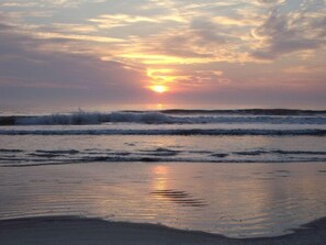 靠近海滩、沙滩椅、沙滩毛巾