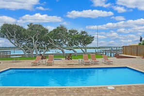 Piscine extérieure, piscine chauffée, chaises longues