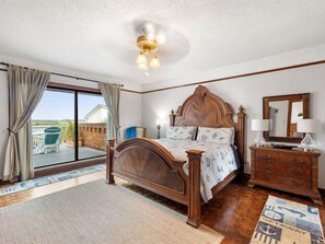 4 chambres, bureau, fer et planche à repasser, lit de bébé portatif