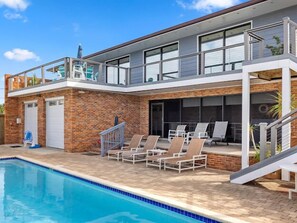 Piscina all'aperto, una piscina riscaldata, lettini