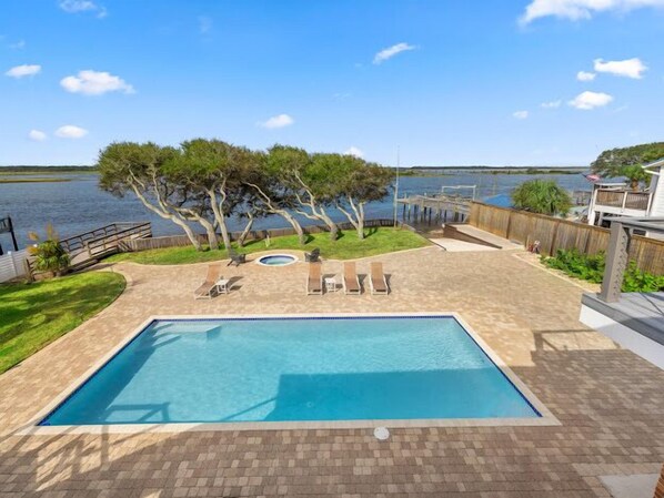 Piscine extérieure, piscine chauffée, chaises longues