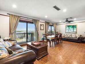 Smart TV, lettore DVD, tavolo da calcetto, libri